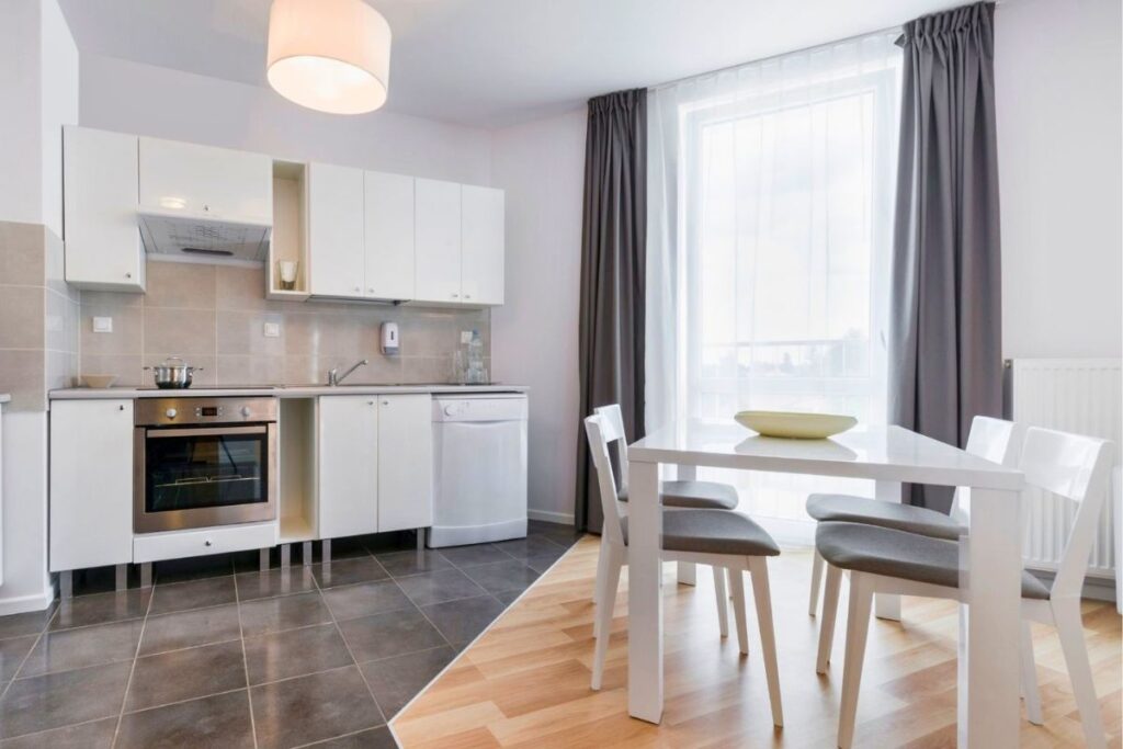 Save the Kitchen non è solo rinnovo cucine, si occupa anche di dare consigli di stile su come rendere ancora più accogliente un ambiente, a partire per esempio dalle tende per la cucina.