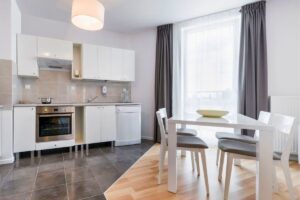 Save the Kitchen non è solo rinnovo cucine, si occupa anche di dare consigli di stile su come rendere ancora più accogliente un ambiente, a partire per esempio dalle tende per la cucina.