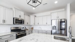 Cambiare le ante della cucina ti fa risparmiare! Cambiare le ante della cucina, cambiare il top o le maniglie risulta essere molto economico rispetto all’acquisto di una nuova cucina. Il costo da affrontare per rinnovare la cucina e, nello specifico, cambiare le ante varia in base a quante parti sono da sostituire e dai materiali.