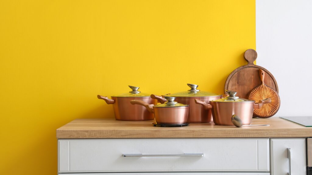 Come scegliere il colore delle pareti per rinnovare la cucina Come scegliere il colore delle pareti per rinnovare la cucina Spesso chi decide di rinnovare la cucina desidera cambiarne stile e colori