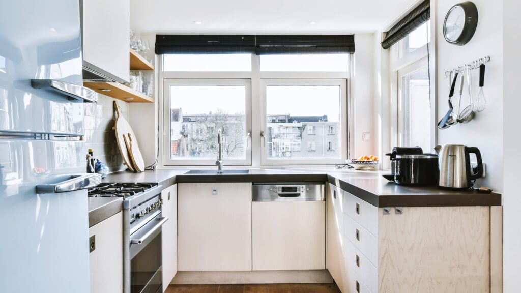 Come arredare una cucina piccola Come arredare una cucina piccola Non è certamente facile arredare una cucina piccola con gusto, cercando di farci entrare tutto l’essenziale, ma non è impossibile.