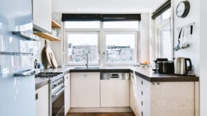 Come arredare una cucina piccola Come arredare una cucina piccola Non è certamente facile arredare una cucina piccola con gusto, cercando di farci entrare tutto l’essenziale, ma non è impossibile.