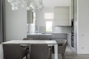 Rinnovare la cucina con il laminato Uno dei materiali più utilizzati per il rinnovo di una cucina è senza dubbio il laminato. Di cosa si tratta esattamente?